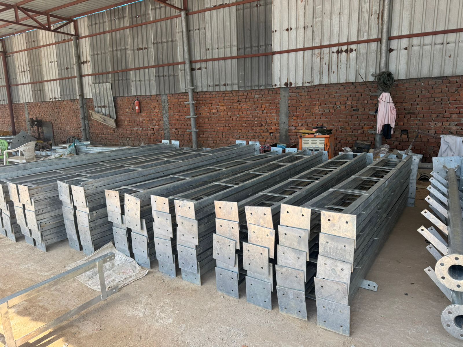 Finished hot-dip galvanized steel structures